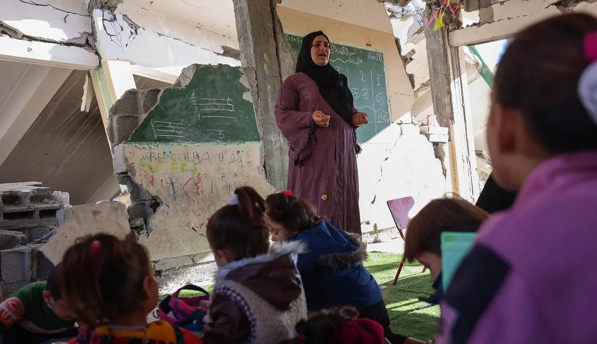 Agresi militer Israel yang tanpa henti di wilayah Gaza telah menghancurkan berbagai bangunan, termasuk sekolah-sekolah. (Bashar TALEB/AFP)