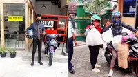 BG, pemilik Bubur Ayam Balap membagikan buburnya secara gratis ke panti wreda di Jogja, (sumber: Instagram/bubur_ayam_balap)