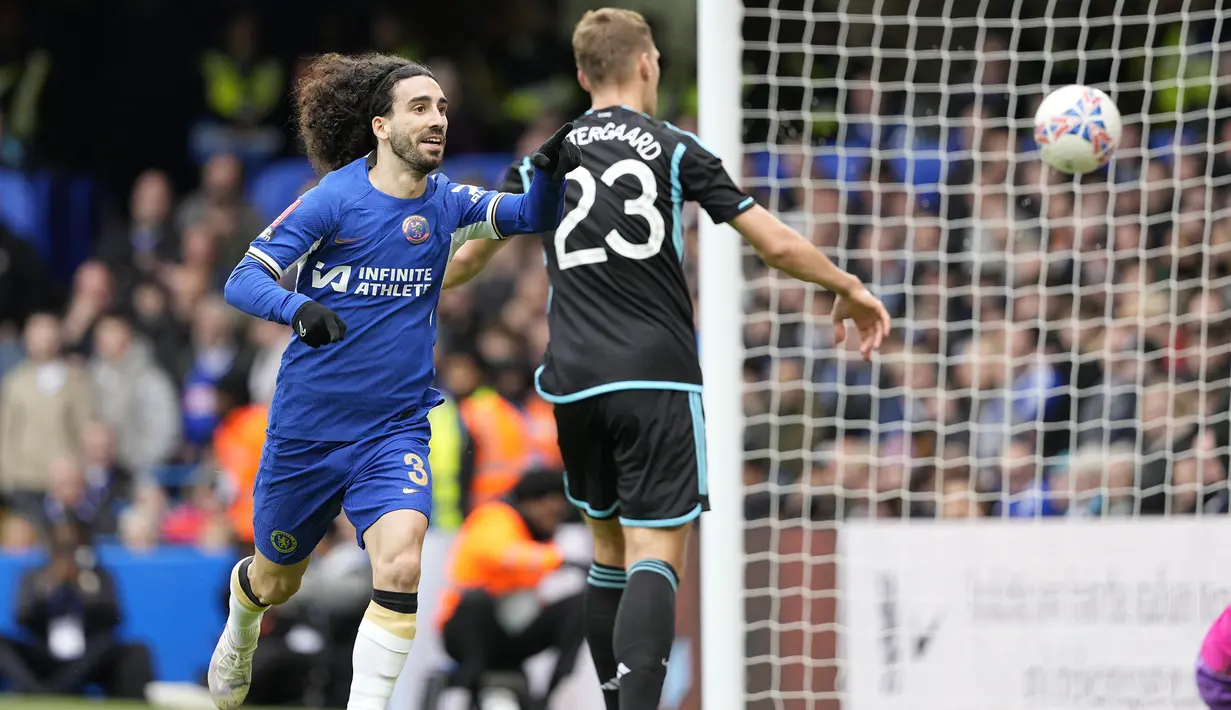 Selebrasi bek Chelsea, Marc Cucurella setelah mencetak gol pertama timnya ke gawang Leicester City pada laga perempatfinal Piala FA 2023/2024 di Stamford Bridge, London, Minggu (17/3/2024). (AP Photo/Dave Shopland)