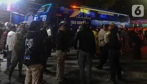 Rombongan siswa korban selamat kecelakaan bus pariwisata SMK Lingga Kencana di Subang Jawa Barat, tiba sekitar pukul 5 pagi. (merdeka.com/Arie Basuki)