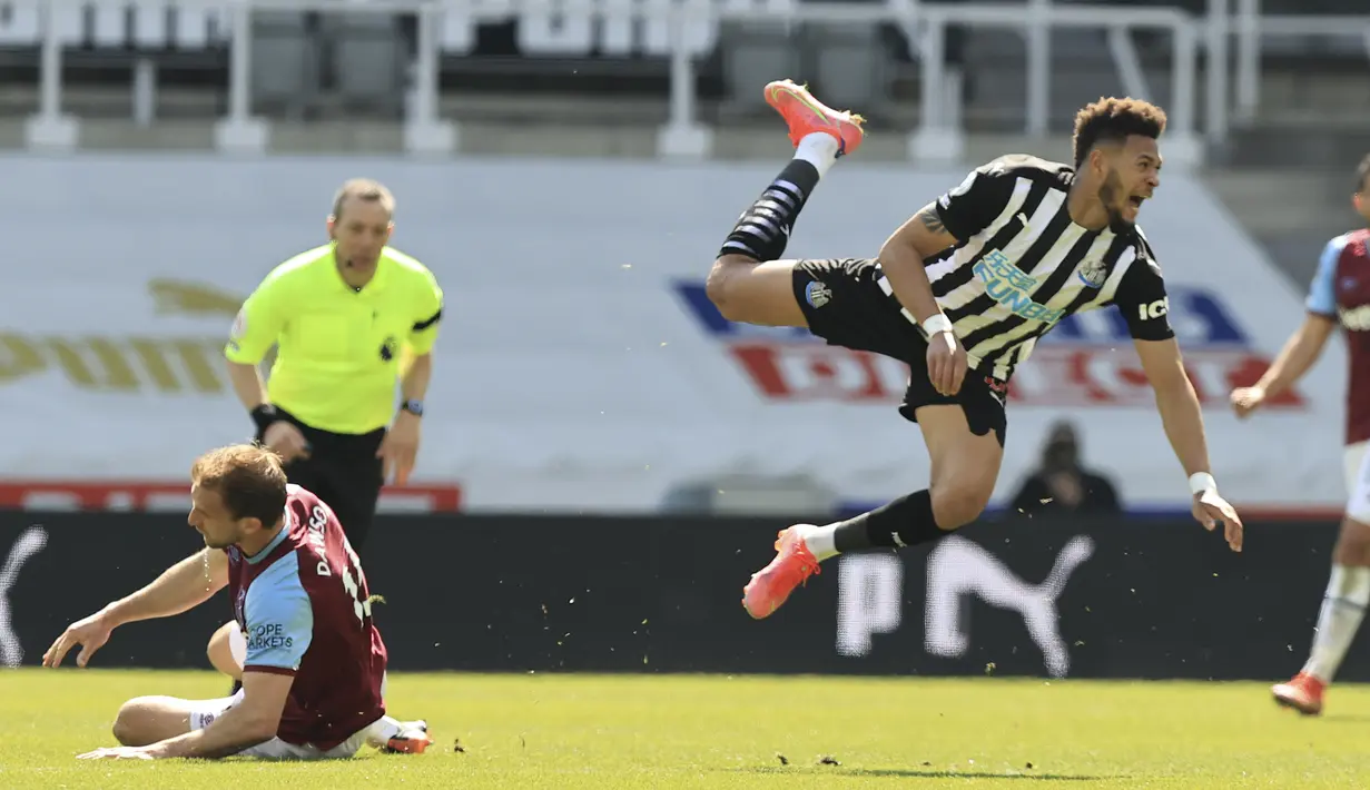 Striker Newcastle United, Joelinton (kanan) terjatuh usai ditekel West Ham United, Craig Dawson dalam laga lanjutan Liga Inggris 2020/2021 pekan ke-32 di St James' Park, Newcastle, Sabtu (17/4/2021). Newcastle menang 3-2 atas West Ham. (AP/Dave Rogers/Pool)