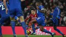 Pemain Liverpool, Philippe Coutinho (tengah) mencoba melewati kepungan pemain Leicester City pada lanjutan Premier League di Anfield, Liverpool, (30/12/2017).  Liverpool menang 2-0.(AFP/Paul Ellis)