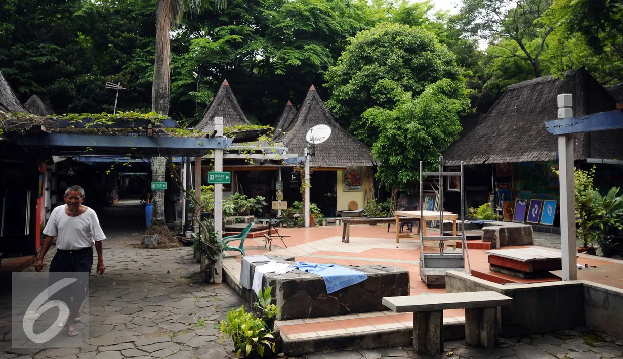 Salah satu seniman melintas di sisi tempat bercengrama di Pasar Seni Ancol, Jakarta, Rabu (9/11). Jumlah seniman yang berkarya di Pasar Seni Ancol kian hari kian menyusut. (Liputan6.com/Helmi Fithriansyah)