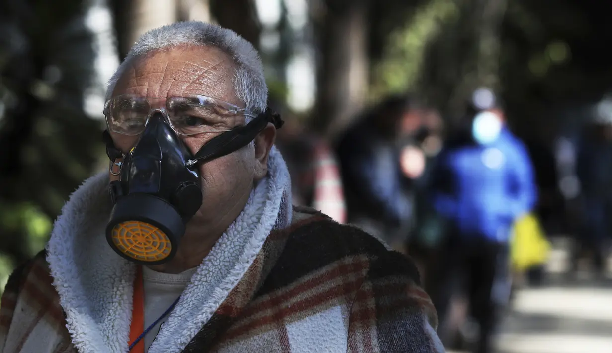 Seorang pria menunggu untuk mendapatkan vaksin COVID-19 AstraZeneca di daerah Magdalena Contreras di Mexico City, Senin (15/2/2021). Meksiko mulai melakukan vaksinasi terhadap lansia di lebih dari 300 kota setelah menerima sekitar 870.000 dosis vaksin Covid-19 AstraZeneca. (AP/Marco Ugarte)