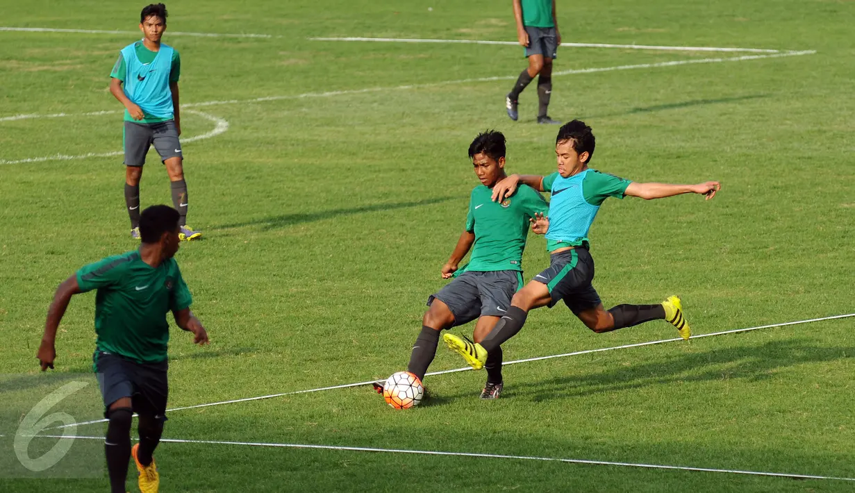 Calon pemain Timnas Indonesia U-19 berebut bola saat latihan seleksi di lapangan Atang Sutresna, Jakarta, Kamis (23/3). 35 pesepakbola muda Indonesia mengikuti latihan seleksi Timnas U-19. (Liputan6.com/Helmi Fithriansyah)