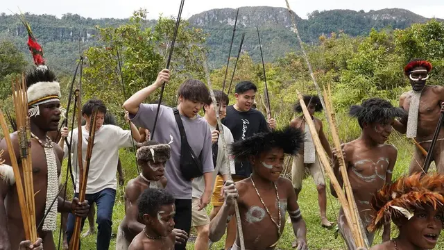 6 Potret Keseruan Jerome Polin Kunjungi Pedalaman Papua Bareng Waseda Boys
