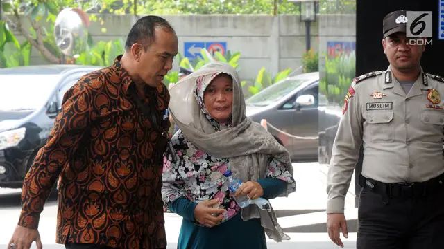 Coba Tutupi Wajah, Kasi Dinkes Bengkulu Selatan Masuki Gedung KPK