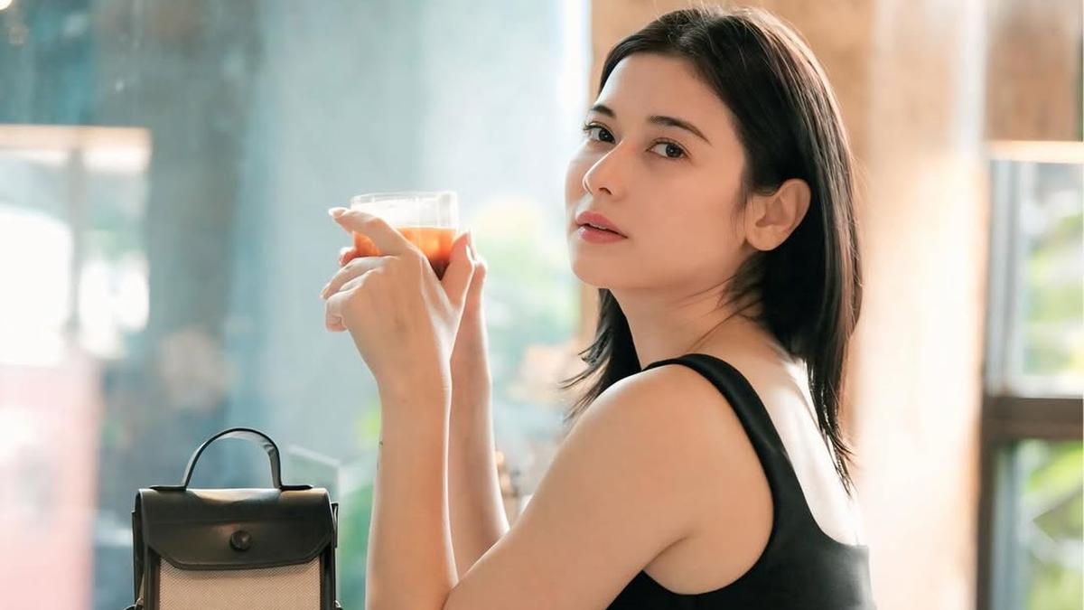 6 Potret Iris Wullur Pakai Busana Tanpa Lengan, Inspirasi Gaya Modis Ibu Dua Anak