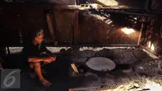 Hamdan, warga Suku Baduy Luar, tengah memasak air nira sebagai bahan baku pembuat gula aren di Kampung Kadu Jangkung, Kabupaten Lebak, Banten (12/05). Pembuatan gula aren memerlukan waktu sekitar enam jam. (Liputan6.com/Fery Pradolo)