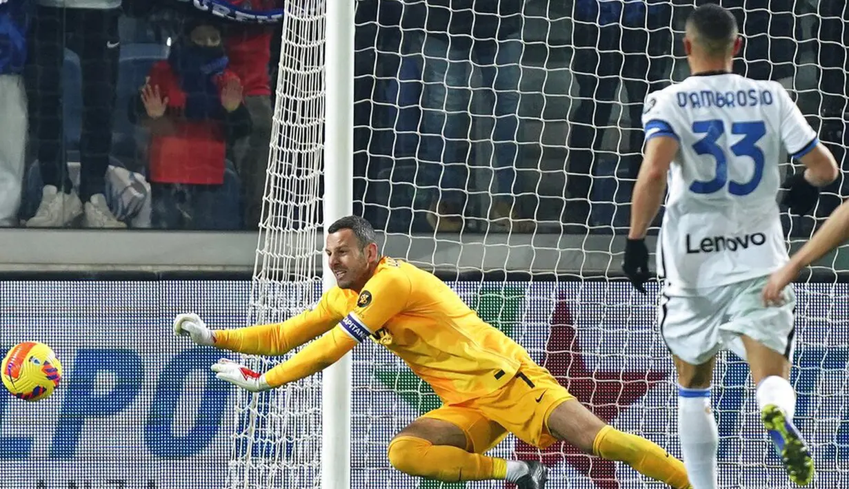 Pemain Inter Milan Samir Handanovic menerjang bola saat melawan Atalanta pada pertandingan sepak bola Liga Italia di Stadion Gewis, Bergamo, Italia, 16 Januari 2022. Pertandingan berakhir imbang 0-0. (Spada/LaPresse via AP)