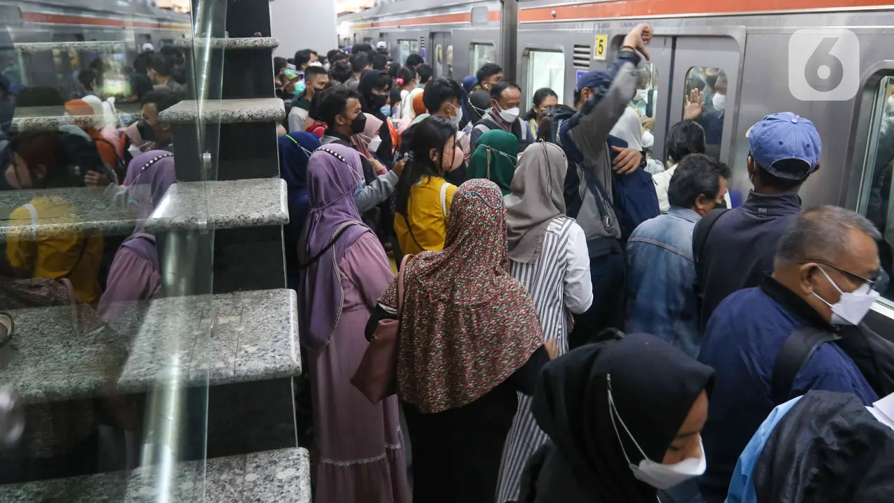 Hari Ketiga Pelaksanaan Perubahan Rute KRL Commuter Line