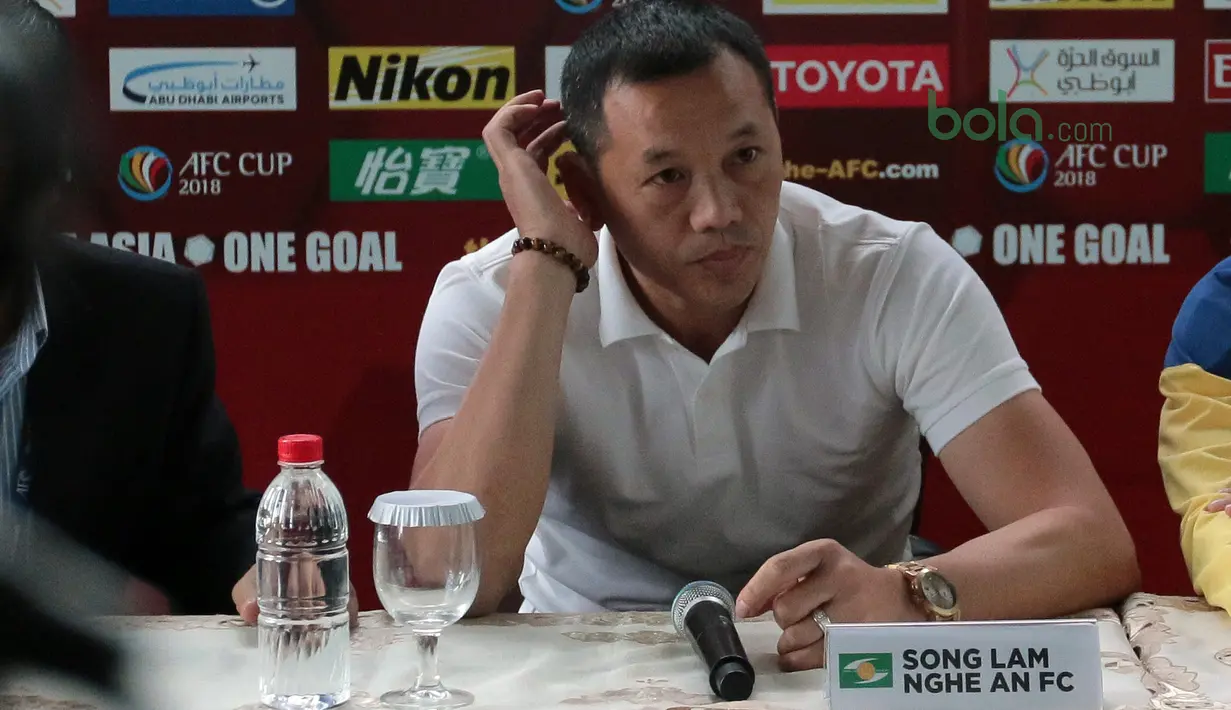 Ekspresi Pelatih Song Lam Nghe An FC, Nguyen Duc Thang saat konferensi pers Piala AFC 2018 di Hotel Grandika, Jakarta, (13/3/2018). Persija akan melawan Song Lam Nghe AN FC. (Bola.com/Nick Hanoatubun)