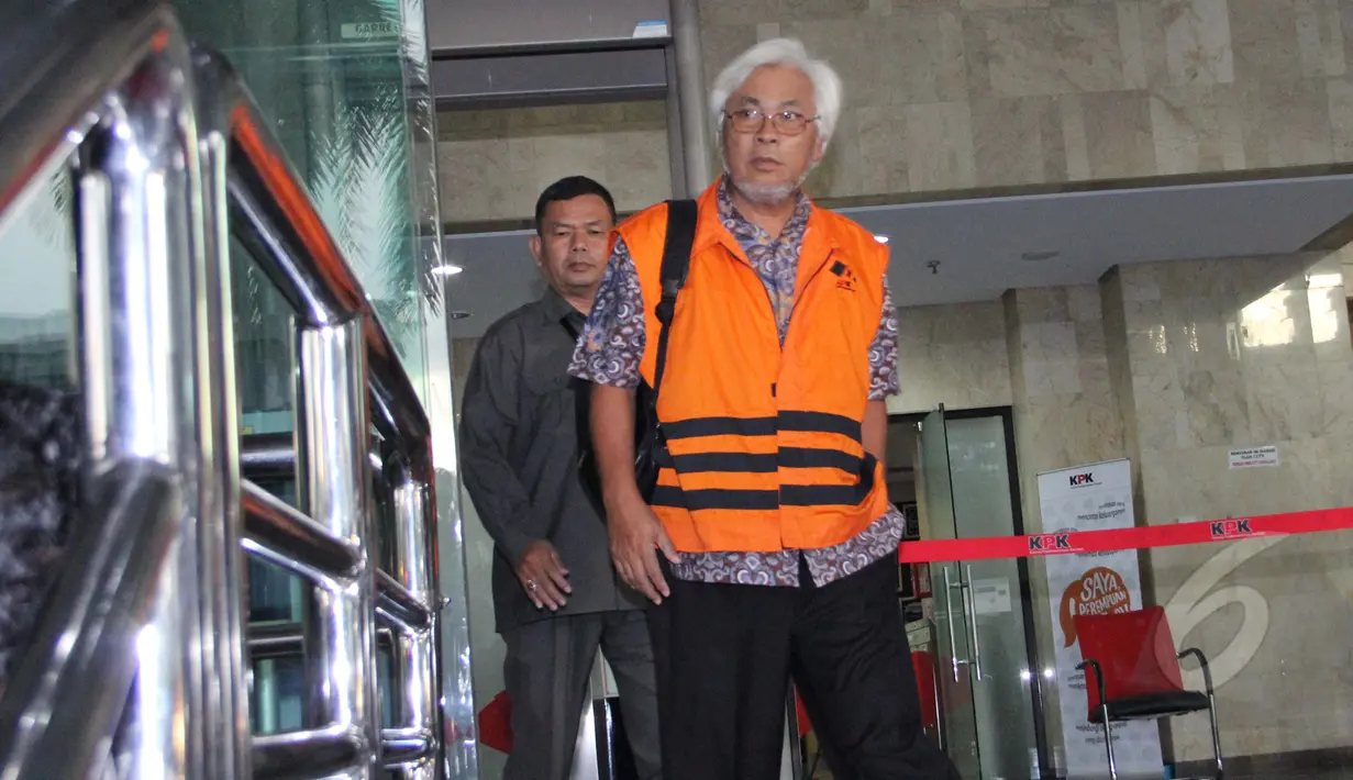 Mantan Dirut Pengolahan Pertamina Suroso Atmo Martoyo usai menjalani pemeriksaan di Gedung Komisi Pemberantasan Korupsi (KPK), Jakarta, Selasa (10/3/2015).(Liputan6.com/Helmi Afandi)