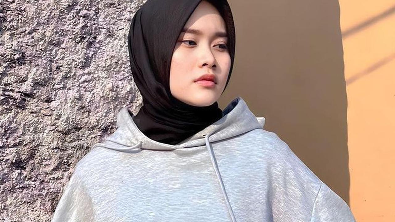 Kenakan Hoodie, Alma Thania Tampil Kekinian