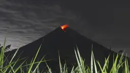 Gunung Semeru mengeluarkan material vulkanik saat erupsi terlihat dari Kabupaten Lumajang, Provinsi Jawa Timur, Selasa (7/12/2021). Dalam data BPBD Jawa Timur pada Senin (6/12/2021), tercatat ada 22 korban meninggal dunia dalam erupsi Gunung Semeru. (AP Photo/Hendra Permana)