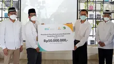 Direktur Eksekutif Yayasan BSMU Sukoriyanto Saputro (kedua kiri) dan Regional CEO BSI Jakarta 2 Firman Djatnika (kedua kanan) secara simbolis memberikan bantuan Rp 50 juta untuk pengembangan Bank Infak Masjid Raya Bintaro di sela-sela kegiatan talkshow di Bintaro, (6/3/2022). (Liputan6.com/HO/BSI)