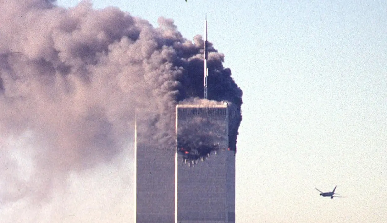 File foto pesawat komersial United Airlines penerbangan 175 mendekati menara selatan World Trade Center saat asap mengepul dari menara utara di Manhattan, New York pada 11 September 2001. (AFP/Seth Mcallister)