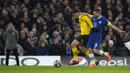 Gelandang Chelsea, Mateo Kovacic berusaha merebut bola dari pemain Borussia Dortmund, Giovanni Reyna selama pertandingan babak 16 besar Liga Champions di Stamford Bridge, London, Rabu (8/3/2023).Chelsea menang atas Dortmund dengan skor 2-0 dan melaju ke perempatfinal dengan agregat 2-1. (AP Photo/Alastair Grant)