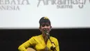 Peyanyi Ratna Listi dengan berbaju kebaya bermain gitar di Auditorium CGV Cinemas, Grand Indonesia, Jakarta, Sabtu (21/4). Rangkaian acara 1000 Kartini Nusantara ini untuk memperingati Hari Kartini. (Merdeka.com/Imam Buhori)