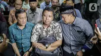 Terdakwa kasus suap jual beli jabatan di lingkungan Kemenag Romahurmuziy (tengah) bersiap menjalani sidang vonis di Pengadilan Tipikor Jakarta, Senin (20/1/2020). Mantan Ketum PPP itu divonis pidana penjara selama dua tahun dan denda Rp100 juta subsider tiga bulan kurungan. (Liputan6.com/Faizal Fana