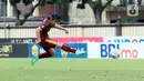 Pemain PSM Makassar, Rasyid Bakrie, menendang bola saat melawan Arema FC pada laga BRI Liga 1 di Stadion PTIK, Jakarta, Sabtu (4/2/2023). PSM Makassar menang dengan skor 1-0. (Bola.com/M. Iqbal Ichsan)