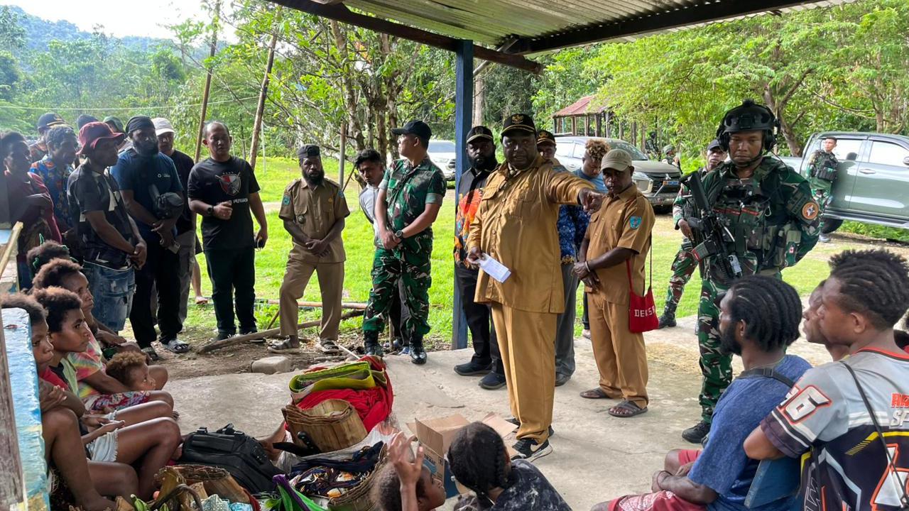 Tegas dan Humanis di Papua: TNI Lumpuhkan DPO KKB, Selamatkan 21 Warga