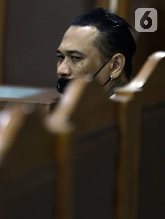 Musisi I Gede Ari Aryastina alias Jerinx saat menjalani sidang lanjutan kasus dugaan pengancaman terhadap Adam Deni di Pengadilan Negeri Jakarta Pusat, Rabu (9/2/2022). Sidang beragendakan keterangan saksi yang meringankan terdakwa, salah satunya dr Tirta. (Liputan6.com/Helmi Fithriansyah)