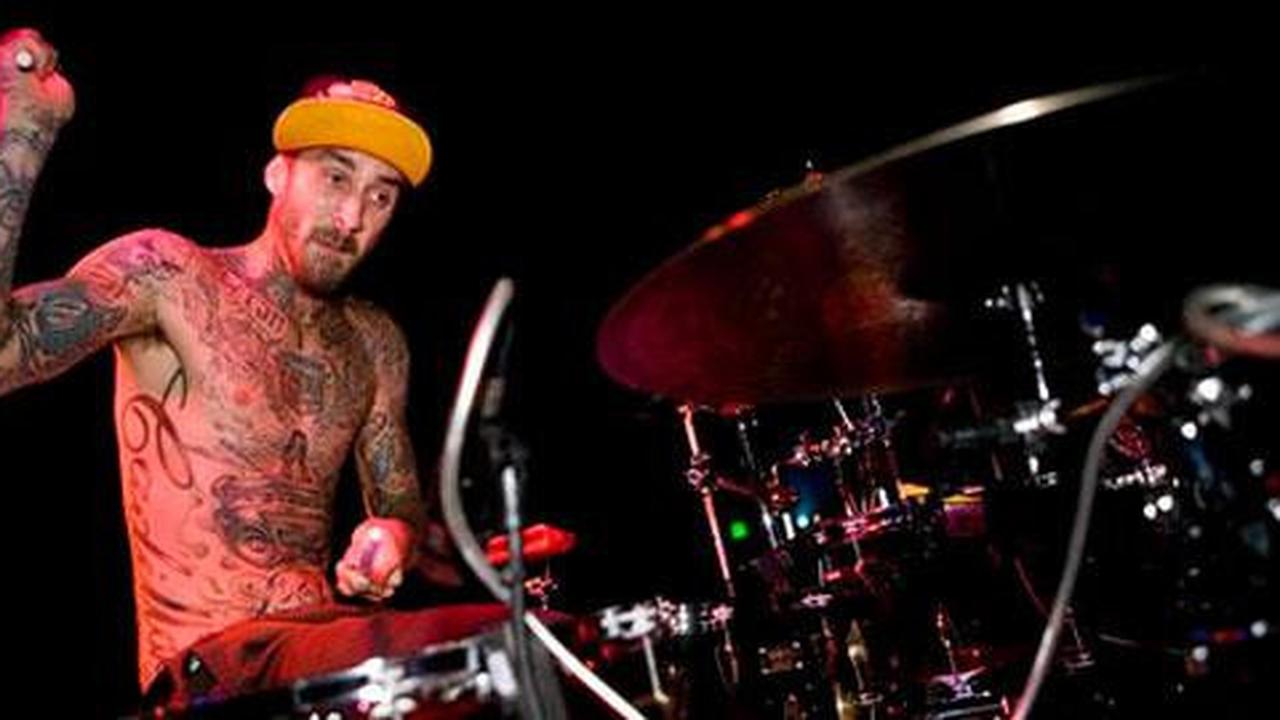 Drummer Blink 182 beraksi seolah akan mati!