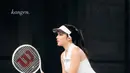 Davina Karamoy padukan sleeveless berkerah dipadu dengan rok mini putih dan sneakers yang senada. Lengkap dengan topi berlidah silver [@davinaakaramoy]
