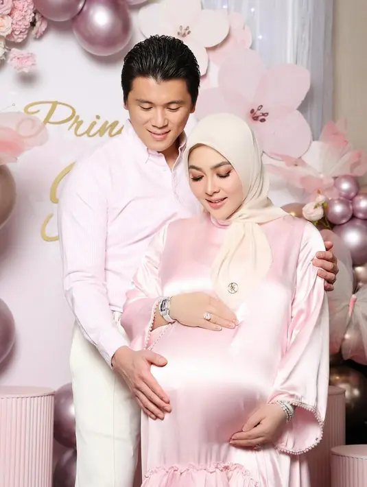 Tak hanya dekorasi, nuansa pink juga dihadirkan pada busana yang dikenakan Syahrini. Pelantun lagu “Sesuatu” itu tampak antusias mengenakan dua busana nuansa pink yang berbeda.  [@princessyahrini].
