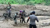 Petugas SAR Brimob membantu melakukan evakuasi warga terdampak longsor di Kabupaten Kuningan Jawa Barat. (Dok Brimob Jawa Barat / Panji Prayitno)