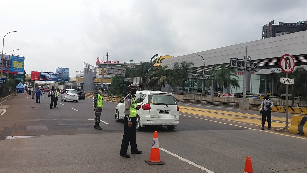 Petugas Check Point di Bekasi Suruh Putar Balik Pengendara yang Nekat Mudik