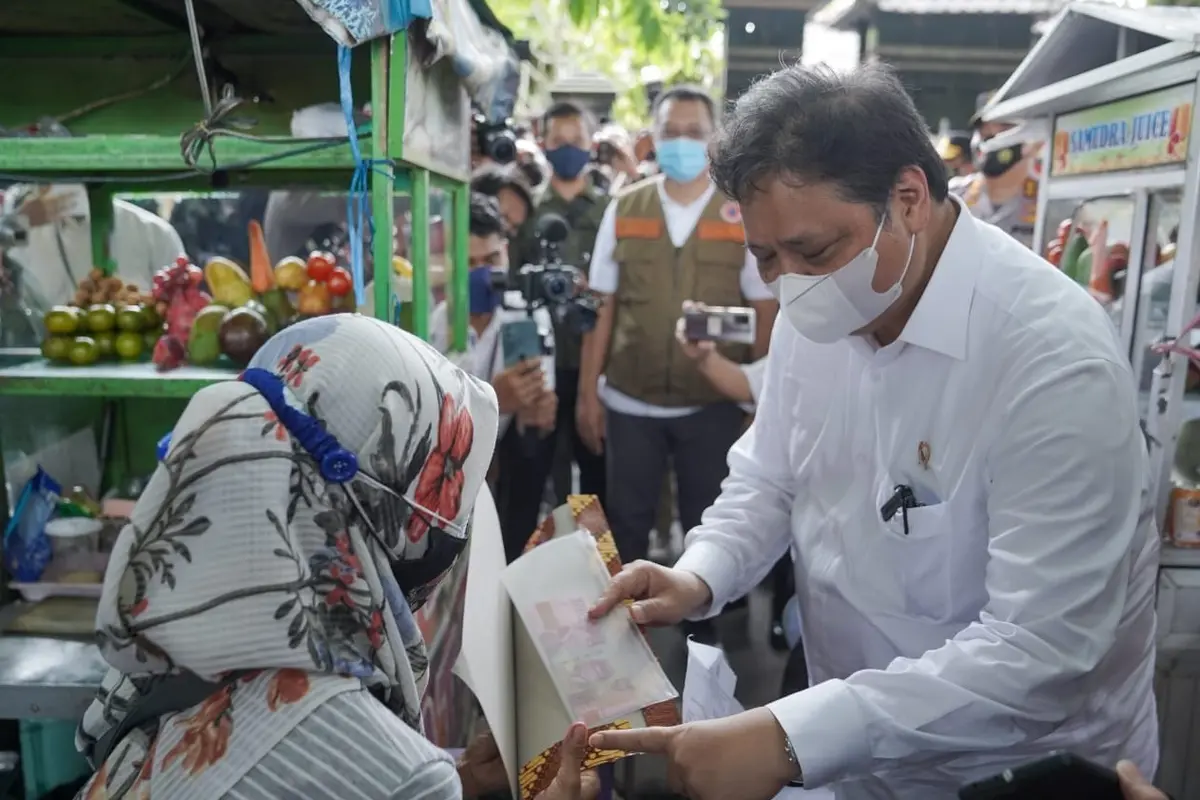 Menko Airlangga Hartarto menyalurkan bantuan PKL ke pedagang di Mataram. (Istimewa)