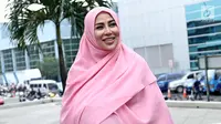 Penyanyi Cinta Penelope berpose usai mengisi acara di kawasan Kapten Tendean, Jakarta, Kamis (18/1/). Perubahan yang signifikan dari Cinta Penelope mendapat dukungan dari warga dunia maya. (Liputan6.com/ Herman Zakharia)