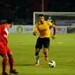 Dua pemain legenda Timnas Indonesia mencoba mengejar laju mantan pesepakbola Portugal, Luis Figo (kanan) di Stadion GBK Jakarta, (7/6/2014).  (Liputan6.com/Helmi Fithriansyah)