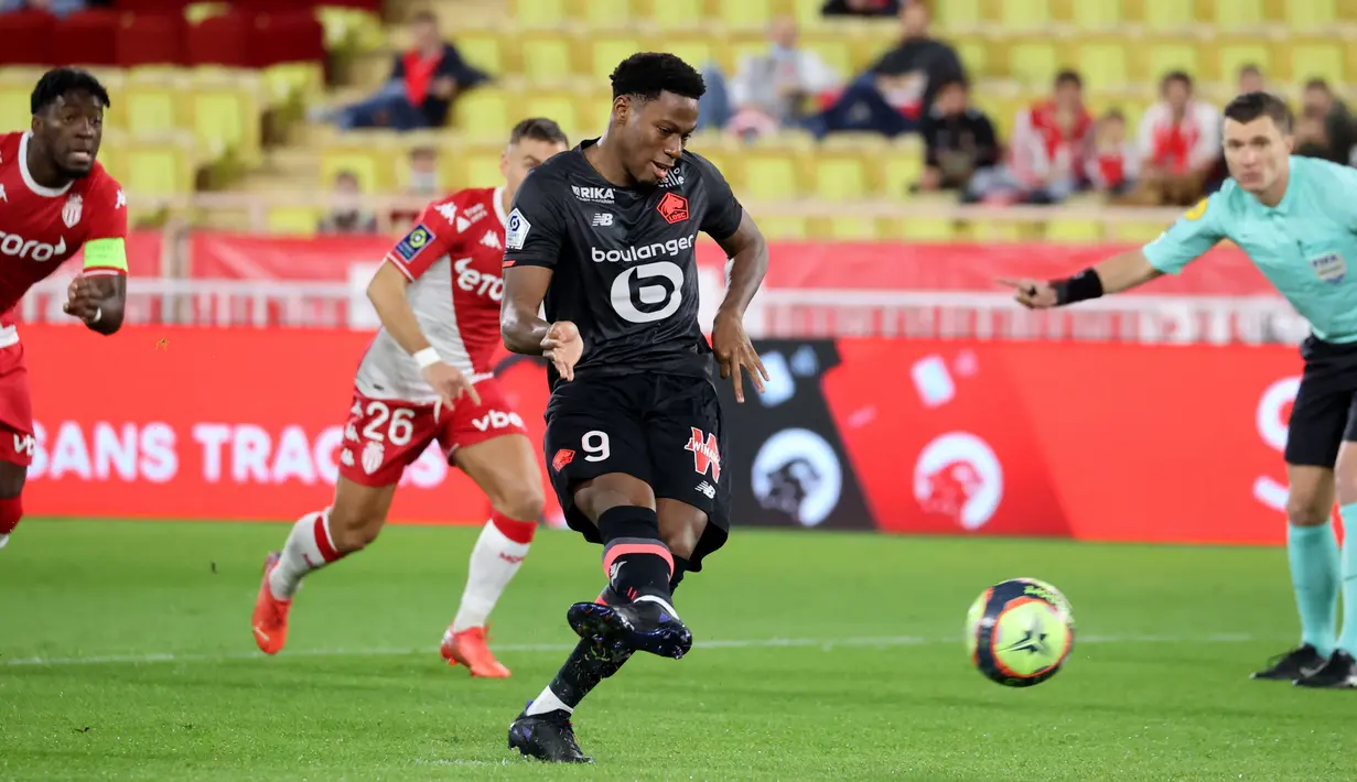 Penyerang Lille, Jonathan David masih berumur 21 tahun. Saat melawan Monaco, David mencetak brace bagi klubnya. Namun sayang kemenangan yang didepan mata harus kandas. Sampai saat ini Jonathan David telah 14 kali bermain dengan torehan gol sebanya 10. (AFP/Valery Hache)
