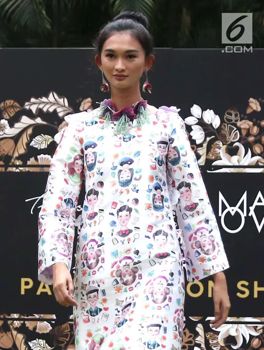 Model mengenakan busana rancangan desainer Tities Sapoetra di Jakarta, Kamis (13/9). Tities akan menunjukkan rancangannya pada Fashion Division Paris Fashion Show Spring Summer 2019 pada 28 September mendatang. (Liputan6.com/Immanuel Antonius)