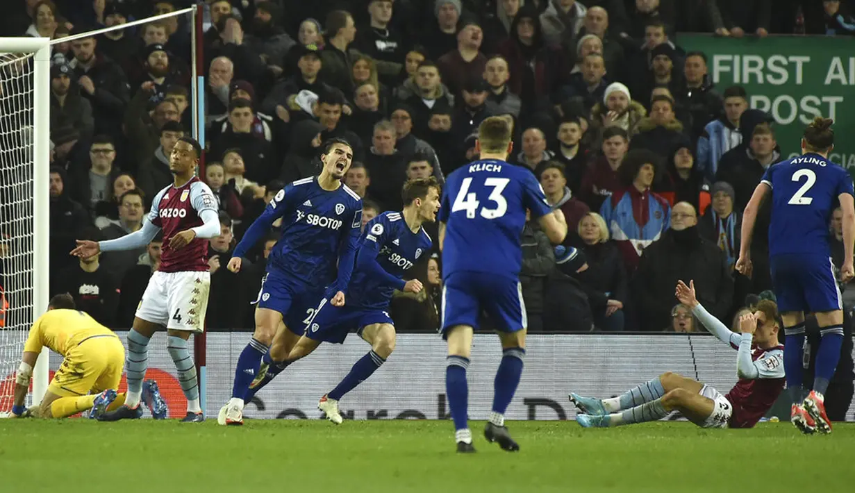 Pemain Leeds United melakukan selebrasi setelah Diego Llorente mencetak gol ke gawang Aston Villa pada pertandingan sepak bola Liga Inggris di Villa Park, Birmingham, Inggris, 9 Februari 2022. Pertandingan berakhir dengan skor 3-3. (AP Photo/Rui Vieira)
