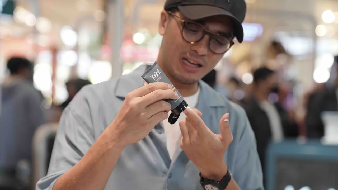 Ricky Harun, aktor sekaligus Kahf Bro berbagi bagaimana merawat kulit dari paparan sinar UV dan polusi