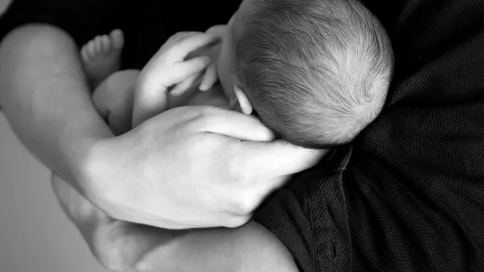 Menggemaskan, Bayi Lucu Ini Tak Ingin Lepas dari Pelukan Ayahnya