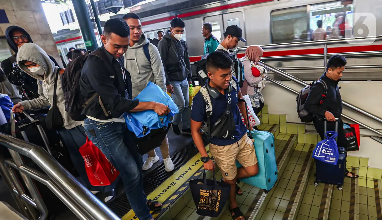 Berdasar catatan PT KAI, puncak arus balik Lebaran 2024 di Stasiun Gambir terjadi pada Senin (15/4/2024) kemarin. (Liputan6.com/Angga Yuniar)