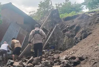 Rumah roboh dampak gempa bitung (Foto: Yoseph Ikanubun/Liputan6.com)