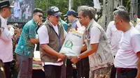 Direktur Utama Perum BULOG, Ahmad Rizal Ramdhani dalam kegiatan Gerakan Pangan Murah (GPM) Beras SPHP (Stabilisasi Pasokan dan Harga Pangan) dan Penyaluran Bantuan Pangan (Banpang) di Markas Komando Daerah Militer (Makodam) III/Siliwangi, Bandung, Kamis, 24 Juli 2025.