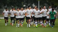 Pemain Timnas Indonesia U-22 melakukan pemusatan latihan untuk SEA Games 2023 yang berlangsung di Lapangan A, Kompleks Stadion Utama Gelora Bung Karno (SUGBK), Kamis (02/03/2023). Pemusatan latihan ini akan berlangsung dari tanggal 1-16 Maret 2023. (Bola.com/Bagaskara Lazuardi)