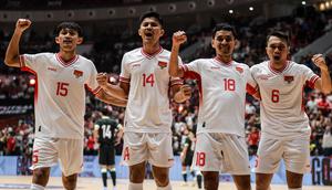 Pemain Timnas Futsal Indonesia merayakan gol yang dicetak oleh Reza Gunawan dalam laga uji coba melawan Australia di Indonesia Arena, Senayan, Jakarta, Sabtu (01/11/2025). (Bola.com/Bagaskara Lazuardi)