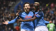 Selebrasi pemain Napoli, Khvicha Kvaratskhelia (kiri) dan Victor Osimhen setelah berhasil mengalahkan tuan rumah Sassuolo dalam pertandingan pekan ke-23 Liga Italia 2022/2023 yang berlangsung di Mapei Stadium, Sabtu (18/2/2023). (AP/LaPresse/Massimo Paolone)