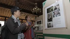 Pengunjung melihat pameran foto legenda di Yogyakarta, Rabu (18/7/2018). Pameran foto legenda olahraga Indonesia tersebut sekaligus peluncuran kampanye Grab "Kemenangan itu Dekat". (Bola.com/M Iqbal Ichsan)