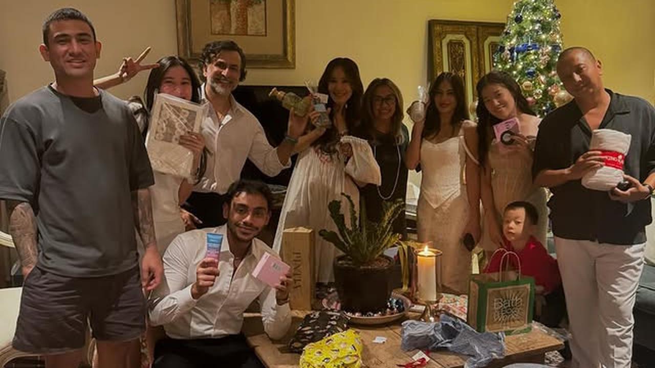 7 Potret Rafi Haikal Anak Zulkifli Hasan Ikut Rayakan Natal Valerie Thomas dan Keluarga, Tampil Kompak