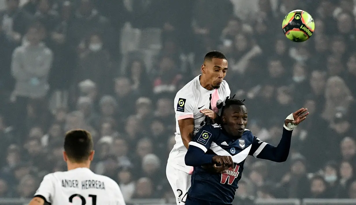Bek Paris Saint-Germain (PSG) Thilo Kehrer berebut bola melawan penyerang Bordeaux Alberth Elis pada matchday ke-13 Liga Prancis 2021/2022 di Stadion Matmut Atlantique, Minggu (7/11/2021) dini hari WIB. PSG menang tipis 3-2, dengan dua gol disumbangkan Neymar. (Philippe LOPEZ/AFP)