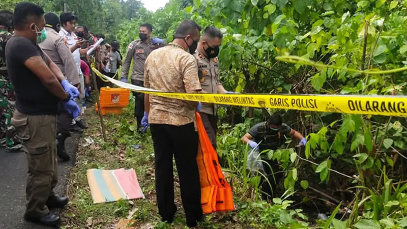 Aparat Kepolisian melakukan olah TKP penemuan mayat di Melonguane, Kabupaten Kepulauan Talaud.
